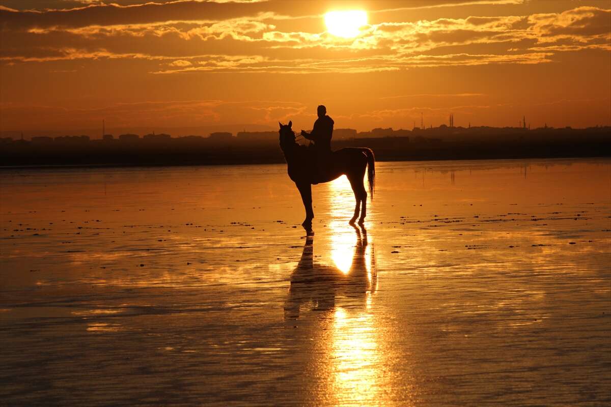 Tuz Gölü'ndeki gün batımı görsel şölen oluşturdu 3